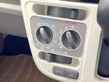 寒い冬も暑い夏も全席に快適な空調を届けてくれる、ダイヤル式エアコンを装備♪