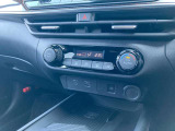 オートエアコンです。温度設定だけであとは自動で風量・温度を調節します。ドライブを快適なものにします。
