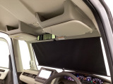 サンシェード内臓大型ルーフコンソールをオプション装備しています。停車時に使える日差しカットのサンシェードと、ティッシュ取り出し口がつくなど多様な収納ボックスがセットになった便利なルーフコンソールです。