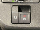 指先だけで簡単に操作が可能な電動パーキングブレーキを採用。「HOLD」スイッチを押すと、渋滞や信号待ちなどでブレーキペダルから足を離しても、ブレーキを保持するので安心です