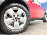 ●純正16インチアルミホイール:輸入車ならではの卓越した走りを支えるホイールと足回りです!日本車の走りに慣れている方にもぜひ体感して頂きたいほど、高いレベルでまとまっています!