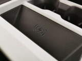 【ワイヤレスデバイスチャージング】置くだけでスマートフォンを充電することが出来ます。インテリアに溶け込んでおり、ラグジュアリーな雰囲気を損なうことはありません。