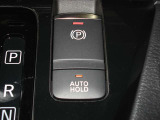 電動パーキングブレーキ装備!また、オートブレーキホールド機能もありますので、停車時ブレーキペダルから足を離してもブレーキ力を保持しているので動き出しません。(アクセルペダルを踏むと解除され発進します)