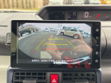 【バックカメラ】後退時に車両後方の映像をモニターに映す機能。目視できない死角を確認でき、衝突事故を防ぎます。駐車が苦手な方だけでなく全てのドライバーに必須の安全装備です。