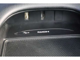 USBオーディオ用ソケットがついていますので携帯電話などを接続すれば音楽等の再生が可能です!充電用ソケットもございます!