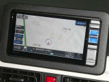 【7インチ純正ナビ】純正ナビを装備。タッチパネル式で使いやすく、詳細地図により目的地をピンポイントで設定できます。初めての道でも迷いにくく、ロングドライブも快適ですよ♪