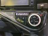 【オートエアコン】一度お好みの温度に設定すれば、車内の温度を検知し風量や温度を自動で調整。暑い&hellip;寒い&hellip;と何度もスイッチ操作をする必要はありません。快適な車内空間には必須の機能ですね♪
