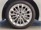 【BMWアロイホイル】軽量かつ強度に拘ったアロイホイル。走行性能ポテンシャルを引き出す設計。車の足元を引き締めてくれる大きなポイントはアロイホイルです。