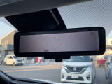 車両後方のカメラ映像を映し出し、車内の状況や、天候などに影響されずいつでもクリアな後方視界が得られるインテリジェントル-ムミラ-が装備されております。