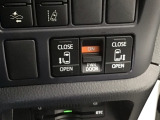 【両側パワースライドドア】両側がパワースライドドアになっており、運転席のスイッチやスマートキーでも開閉が可能です!開口部も広いので乗り降りも楽々♪