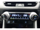 ★運転席と助手席でそれぞれお好みに合わせて温度設定が行えるフルオートエアコンです。外気温や室温、日射量を感知し、吹き出し温度、風量を緻密に制御します