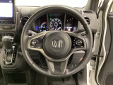 ハンドルにHondaセンシング系のクルーズコントロールやレーンキープアシストなどのスイッチと、オーディオの操作スイッチが装備されています。ハンドルから手を離さず安全に操作できます。