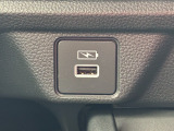 運転席と助手席の間で携帯の充電や12Vのシガー電源がとれます!