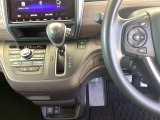 運転席周辺のスマートなレイアウトが、操作のしやすさを実現。快適なドライブをサポートします。パーキングブレーキはフットブレーキタイプです。