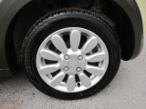 純正のアルミホイールが装着されてます。ボディデザインとマッチしておりカワイイですね。
