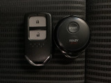 スマートキーを装備しています。鍵を差し込むことなくドアロックの開け閉めと、スタートボタン操作でのエンジンスタートができます。加えて、純正リモコンエンジンスターター用の操作キーもついています。