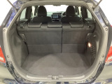 ラゲッジも広く使いやすいトランクは、開口部も広く荷物の積み下ろしもしやすいお車となっております。リアシートの背もたれは6:4の割合で分割して可倒できるので、長いお荷物などを載せることもできます。