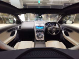 JAGUARならではの高級感と水平性を意識したデザインになっており、無駄のないラグジュアリーな作りを実現したインテリアとなっております。