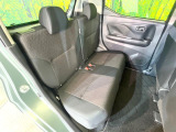 後部座席も気になるようなキズ・汚れやへたり等、大きなダメージはなく、良好な状態です。