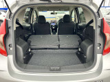 後部座席を倒すと、とっても広い空間へ変わります!長さのある荷物も余裕で積むことができるので、安心です!