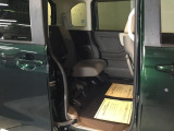 シートをはね上げれば、高さのある荷物も積めます。