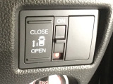 【パワースライドドア】助手席側がパワースライドドアになっており、運転席のスイッチやスマートキーでも開閉が可能です!開口部も広いので乗り降りも楽々♪