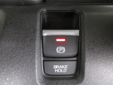 ワンタッチでパーキングブレーキのオン、オフが出来る便利な電子パーキングブレーキ搭載!