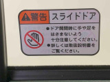 見た目が大事!な外装はぴかっとキレイに磨いており、経年のくすみもよみがえっております。ヘッドライトやドア周辺を磨く際にはマスキングテープを使用して保護しながら丁寧に作業をしております。