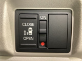 左側電動スライドドアは運転席からでも操作ができるように、ハンドル付近に開閉の操作スイッチが付いています。