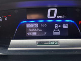 中央にインフォメーションディスプレイを備えた大径スピードメーターです。