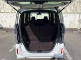 開口部も広く荷物の積み下ろしもしやすいお車となっております。床下にも収納スペースがあります。