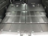 リヤシートを倒すと大きな荷物も搭載可能です。