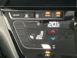 段差のないパネルスイッチのオートエアコン付きです。予め温度設定すれば後はセンサーが感知して設定温度を保ってくれますので快適なドライブが楽しめます。雨の日のガラスの曇りもなく安全な運転ができます。