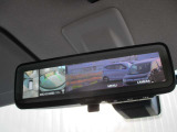 スマートルーミラー装備車両後方のカメラ映像をミラ-面に映し出すので、車内の状況や、天候などに影響されにくく、よりクリアな後方視界が得られます。