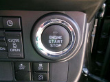 スマートキー&プッシュスタートスイッチ。鍵を取り出す手間が省け、ドアノブに触れるだけでドアの開錠や施錠ができます。荷物を沢山持っているときや、雨天時にも助かりますね。