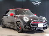 MINIのフロントグリルのデザインはイギリスで生まれた当初から、シルバーのサイドバーが折り重なった伝統的なデザインで御座います。その伝統はBMWのお車になってからでも少しずつ形を変えて守られております