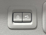 【パワーバックドア】スマートキーや運転席のボタンを押すだけでリアゲートが自動で開閉します!荷物を持っている時や、高い位置にあるバックドアを閉める際に便利な機能です♪