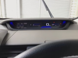 メータは先進的なデジタルメーターを採用!ゆっくりと数字が動くのでとても見やすく表示されます!続可能距離等の情報やHonda SENSINGの注意・警告も表示します!