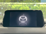 【8インチマツダコネクト】車内の雰囲気にマッチした大型のディスプレイ。スマホ接続でのナビ使用やBluetooth再生等、様々な機能が楽しめます。直感的なダイヤル操作が可能で、使い勝手も良好です。