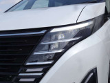 【アダプティブLEDヘッドライト】夜間走行時対向車を感知し、対向車がいるところだけ自動でハイビームの切り替えをしてくれるので、良好な視界を確保し安心して運転できます☆