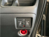 【リア両側パワースライドドア】リモコンなどで自動開閉。Hondaスマートキーを携帯していれば、軽い力で解錠とドアオープンが行えます。半ドア状態まで閉めると、自動的に全閉する機能付き。