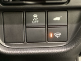 ハンドルの右側にHondaセンシング用のVSA解除スイッチとパワーテールゲートスイッチがついています。パワーテールゲートスイッチは車内からでもテールゲートの開け閉めを電動でできます。