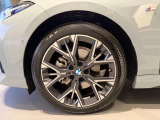 BMWの純正アロイホイールは軽量かつ強度にも優れているホイールで走行性能を引き上げる設計になっております。足元にもBMWは妥協がなくこだわっている個所になります。