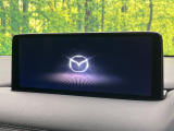 【10.25インチマツダコネクト】車内の雰囲気にマッチした大型ディスプレイ。スマホ接続でのナビ使用やBluetooth再生等、様々な機能が楽しめます。直感的なダイヤル操作が可能で、使い勝手も良好です。