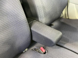 【アームレスト】運転中の身体の負担を軽減してくれるアームレストを装備♪