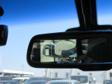 〔スマートルームミラー〕内蔵モニターにより後方の状況をクリアな画像で確認出来ます。夜間も勿論、くっきり!通常のルームミラーに切替も可能です。