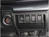 ボタンでエンジン始動が可能な、プッシュスタート機能搭載!もしもの時の、盗難警報装置イモビライザーも同時に装備されております! キーレスのボタン、もしくは、ドアハンドルのスイッチセンサーで開閉可能です!