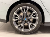BMWの純正アロイホイールは軽量かつ強度にも優れているホイールで走行性能を引き上げる設計になっております。足元にもBMWは妥協がなくこだわっている個所になります。