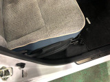 痛みの出やすい運転席シートの角、フロアマット、座面、ともに良好です