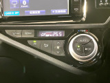 【オートエアコン】一度お好みの温度に設定すれば、車内の温度を検知し風量や温度を自動で調整。暑い&hellip;寒い&hellip;と何度もスイッチ操作をする必要はありません。快適な車内空間には必須の機能ですね♪